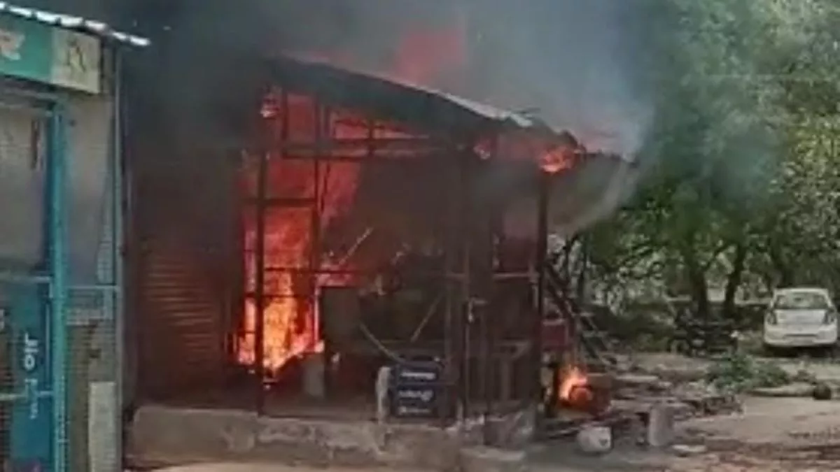 Rewari Fire: परचून की दुकान में लगी भीषण आग, लाखों रुपये का सामान जला; एक घंटे बाद पहुंची दमकल की गाड़ी