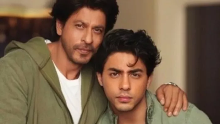 Shah Rukh Khan and Aryan Khan Unseen Photo Goes Viral Fans Get Shocked Called Carbon Copy/Twitter