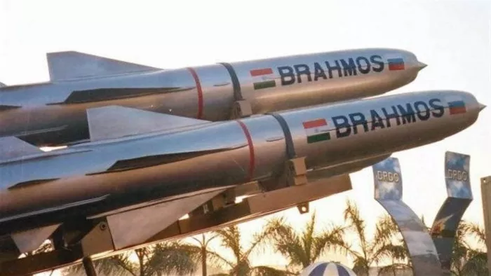 India delivers BrahMos चीन के पड़ोसी मुल्क को दी गई ब्रह्मोस सुपरसोनिक मिसाइल।