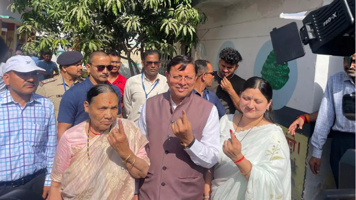 Uttarakhand Lok Sabha Election 2024: मुख्‍यमंत्री पुष्‍कर सिंह धामी ने डाला वोट, बूथ के बाहर किया कुछ ऐसा कि चर्चा में आए - Uttarakhand Lok Sabha Election 2024 Date first phase voting