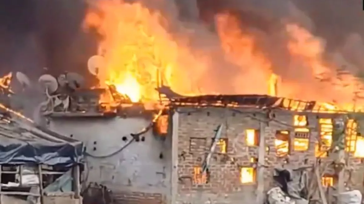 रामपुर बड़कला में लगी भयंकर आग, सात परिवारों के घर जले- गांव में मची चीख पुकार