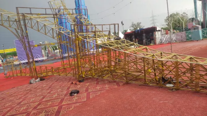 क्राफ्ट बाजार में तेज आंधी से गिरा लोहे का टावर