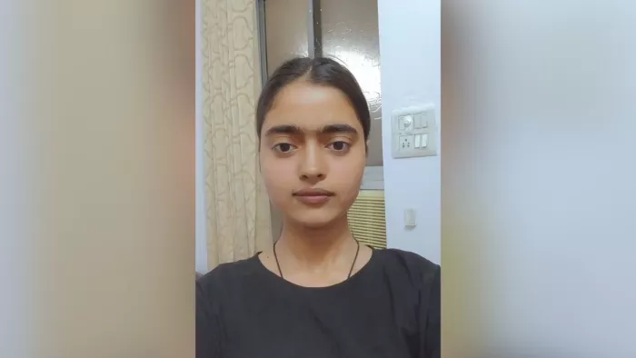 झारखंड बोर्ड दसवीं की परीक्षा में तीसरा स्थान हासिल करने वाली करिश्मा।