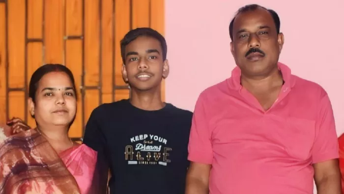 सरायकेला का सेकेंड टॉपर धीरज अपने माता-पिता के साथ।