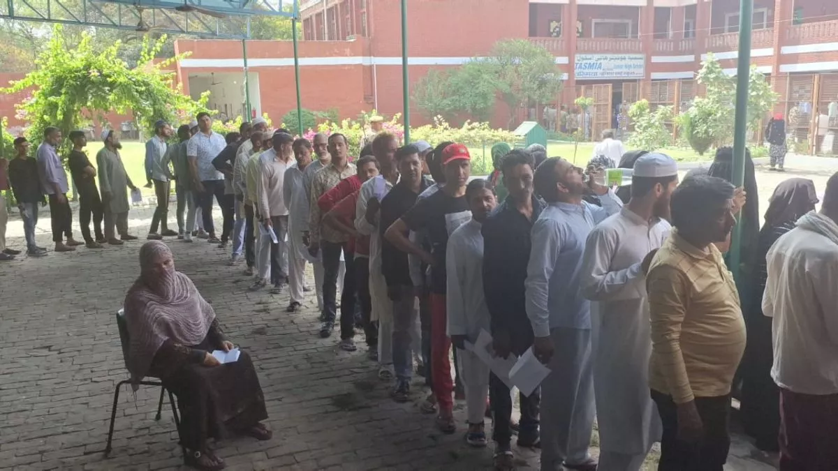 Muzaffarnagar Voting Photos: कहीं भारी भीड़ तो कहीं इक्का-दुक्का मतदाता; शहर के मतदान केंद्रों का ऐसा है नजारा