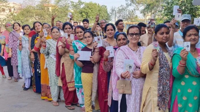 Uttarakhand Lok Sabha Election 2024 News Updates: प्राथमिक विद्यालय छड़ायल सुयाल बूथ पर मतदाताओं की भीड़।
