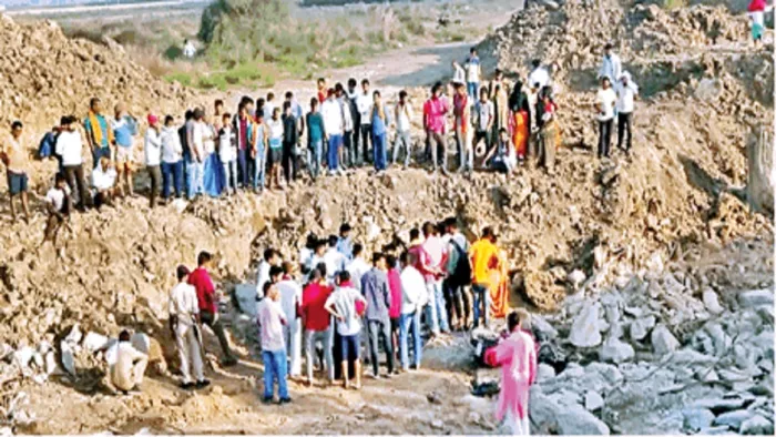 'व्यवस्था' खाई में और मर रहे लोग, दो साल में बनाई जाने वाली सड़क 5 साल में भी अधूरी