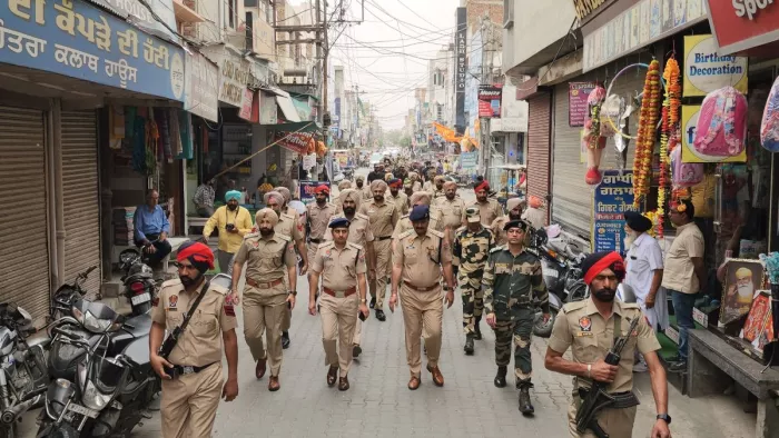चुनाव को लेकर पंजाब पुलिस ने निकाला फ्लैग मार्च