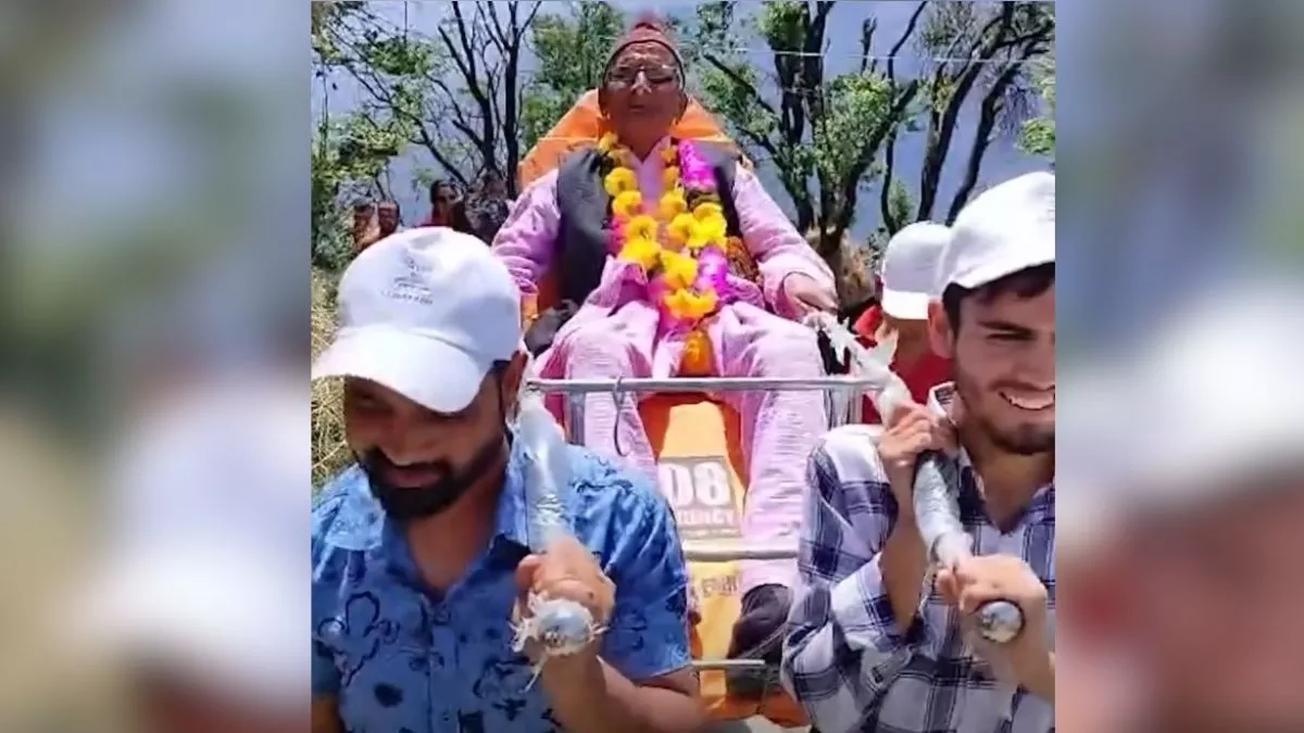 Uttarakhand Lok Sabha Election: जब डोली में बैठकर वोट डालने पहुंचे 97 साल के शेर दास, गाजे बाजे से हुआ स्वागत