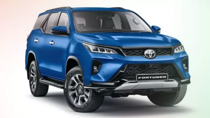 Toyota Fortuner को हाइब्रिड इंजन मिला है।