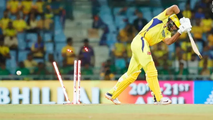 LSG vs CSK: रचिन रविंद्र को मोहसिन ने किया क्लीन बोल्ड।