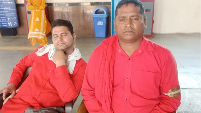 यमुनानगर रेलवे स्टेशन पर यात्रियों के इंतजार में बैठे कुली नरेश व अनिल। (फोटो- जागरण)
