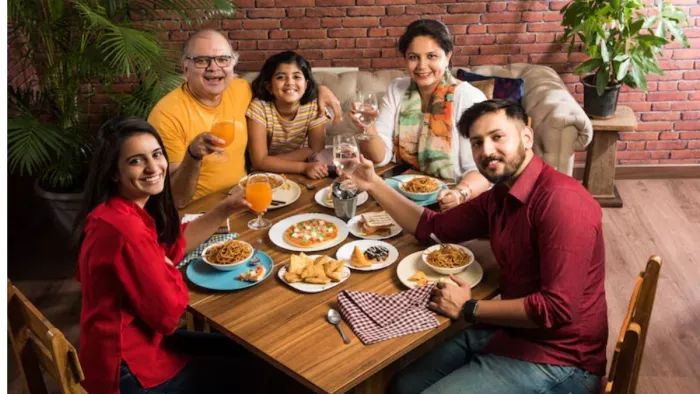 परिवार में खुशियां बरकरार रखेंगी ये आदतें। (Image Credit- Freepik)