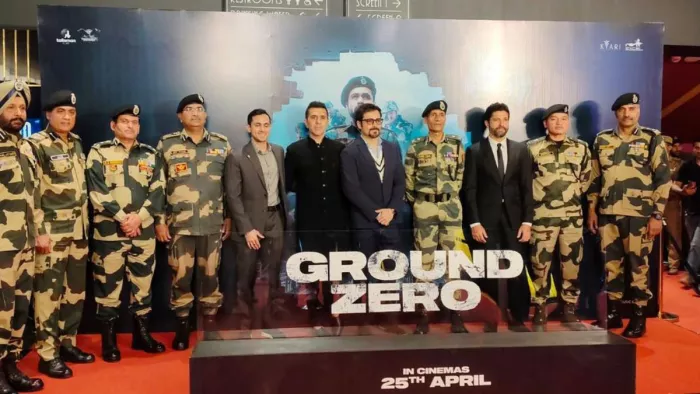 फिल्म ग्राउंड जीरो के प्रीमियर के दौरान मौजूद अभिनेता इमरान हाशमी और बीएसएफ के अधिकारी