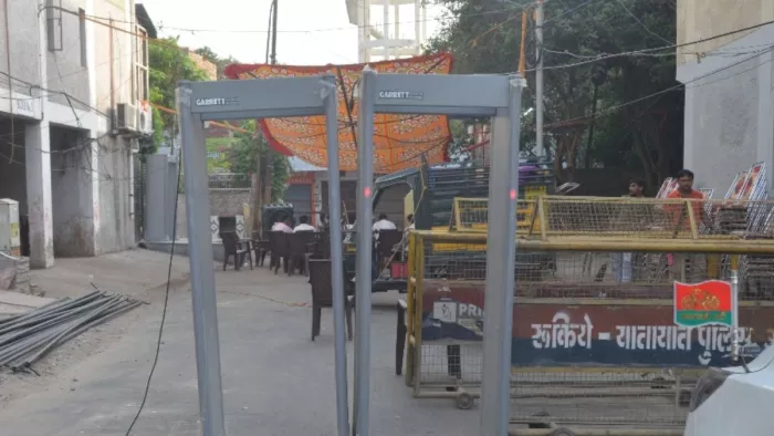संजय प्लेस एचआइजी फ्लैट्स स्थित सपा राज्यसभा सदस्य रामजीलाल सुमन के आवास पर लगी मेटल डिटेक्टर मशीन। जागरण