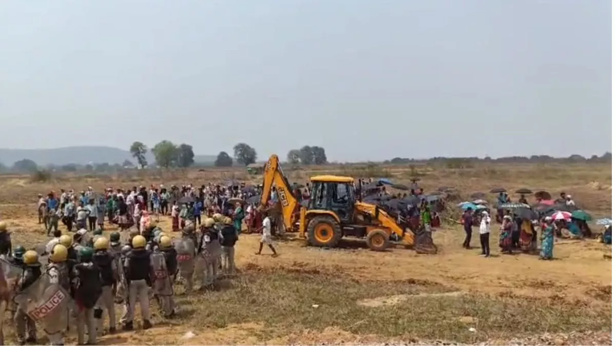ओडिशा में रेलवे लाइन के निर्माण को लेकर पुलिस और बस्तीवासियों में झड़प, JCB ऑपरेटर को जमकर पीटा; 1 की मौत