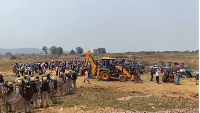 रेलवे लाइन के निर्माण को लेकर पुलिस और बस्तीवासियों में झड़प। (जागरण फोटो)