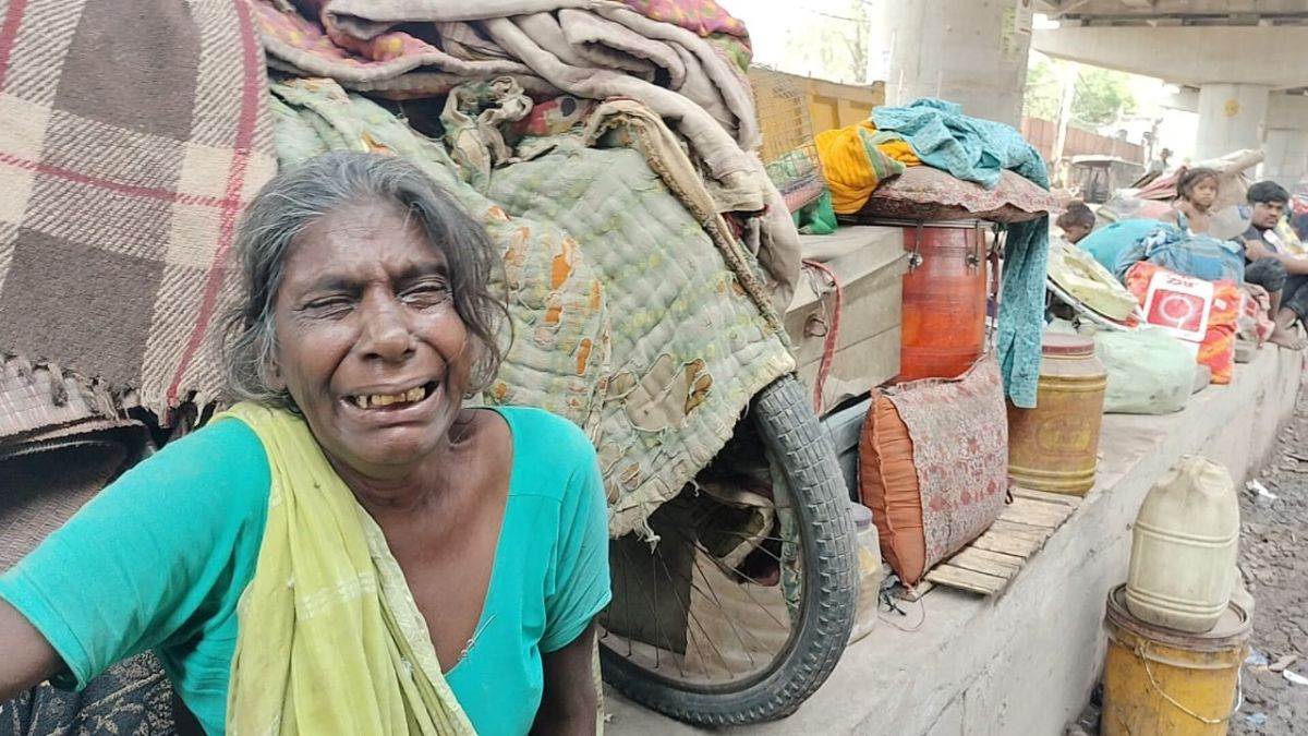 patna news bulldozer action under gandhi bridge in gaighat 98 slums demolished