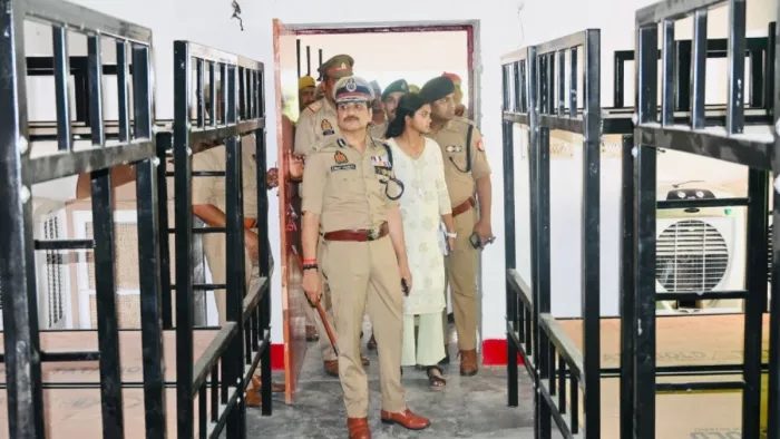 पुलिस लाइन में रिक्रूट आरक्षियाें प्रशिक्षण की व्यवस्था जानने के लिए पुलिस कमिश्नर मोहित अग्रवाल निरीक्षण करते। स्रोत पुलिस