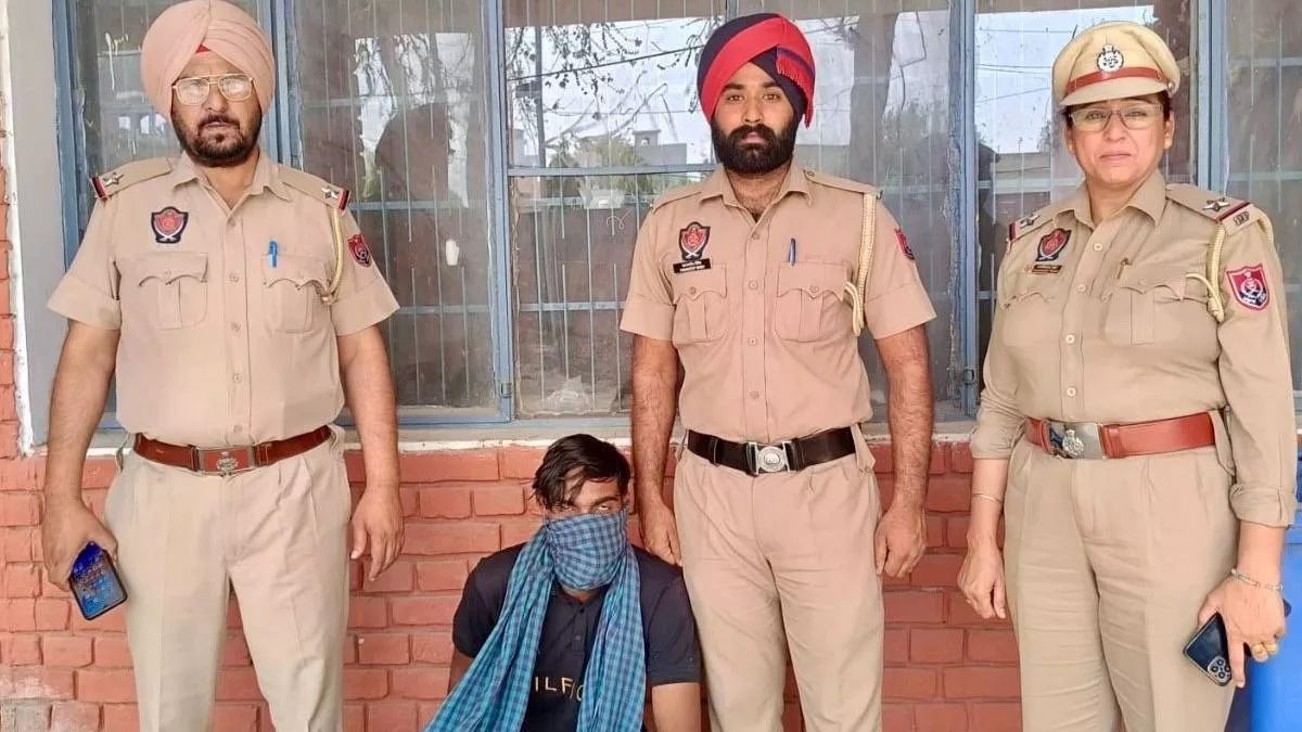 माता-पिता के बाहर जाते ही दीवार फांदकर घर में घुसा दरिंदा, युवती को बनाया हवस का शिकार; अस्पताल में भर्ती