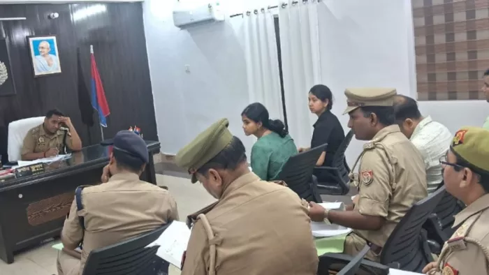 एसआईटी टीम की बैठक में शामिल सदस्यों को जांच के लिए टास्क देते एसआईटी अध्यक्ष डीसीपी वरुणा जोन प्रमोद कुमार।-स्रोत-पुलिस