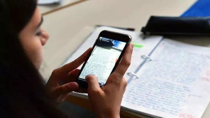 मोबाइल फोन के इस्तेमाल को लेकर स्कूल बनाएं नीति- शिक्षा निदेशालय