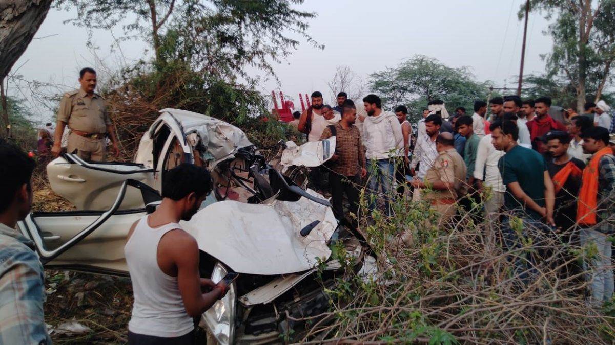 three people killed in road accident in dumper and boleno car collapse in mahoba