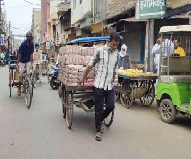 यूपी सरकार श्रमिकों व पटरी दुकानदारों को 1000 रुपये भरण-पोषण भत्ता देगी।