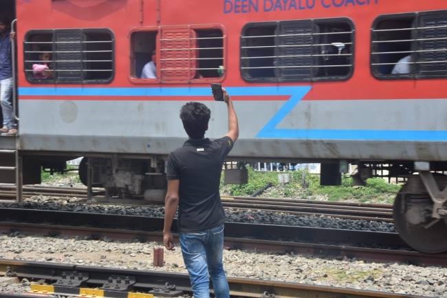 रेलवे ट्रैक व प्लेटफार्म पर सेल्फी लेना खतरनाक, आफत में पड़ सकती जान -  Taking selfie on railway track and platform is dangerous, life can be in  trouble - Bihar Darbhanga General News