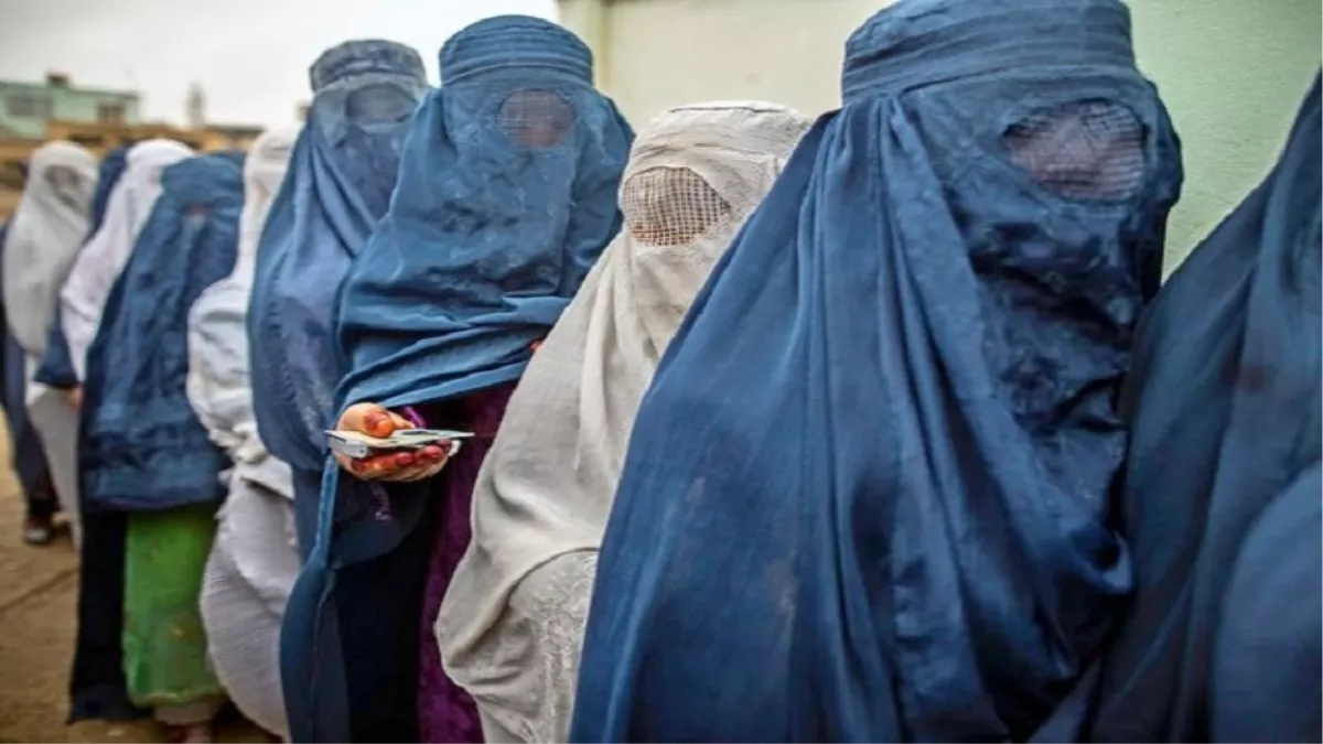 Taliban in Afghanistan: तालिबान का नया फरमान- टीवी पर कार्यक्रम प्रस्तुत करते महिलाओं को चेहरा ढकना अनिवार्य