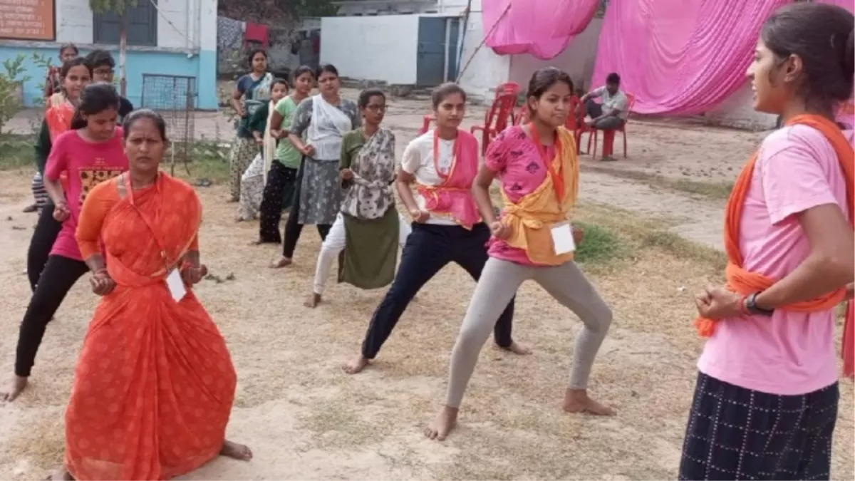 विश्व हिंदू परिषद महिलाओं को बना रहा सशक्त, राइफल से फायरिंग और लाठी भांजने की ट्रेनिंग