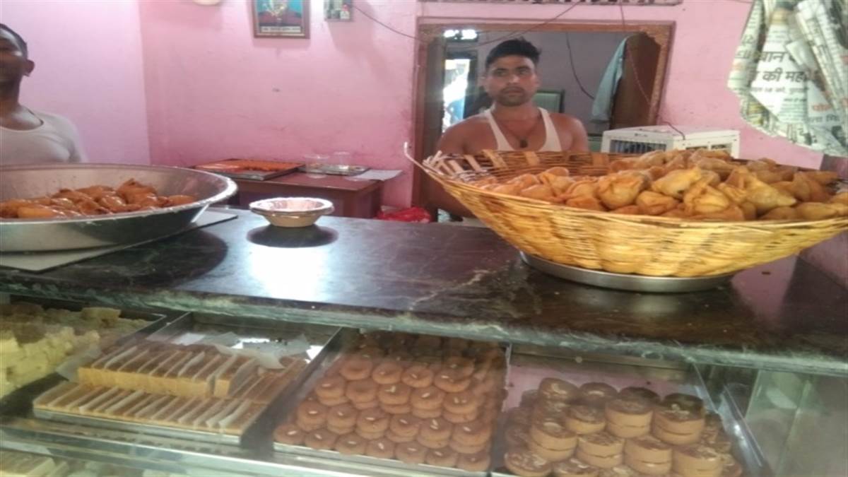 ramjatan chhotka samosa is famous in prayagraj and surrounding districts