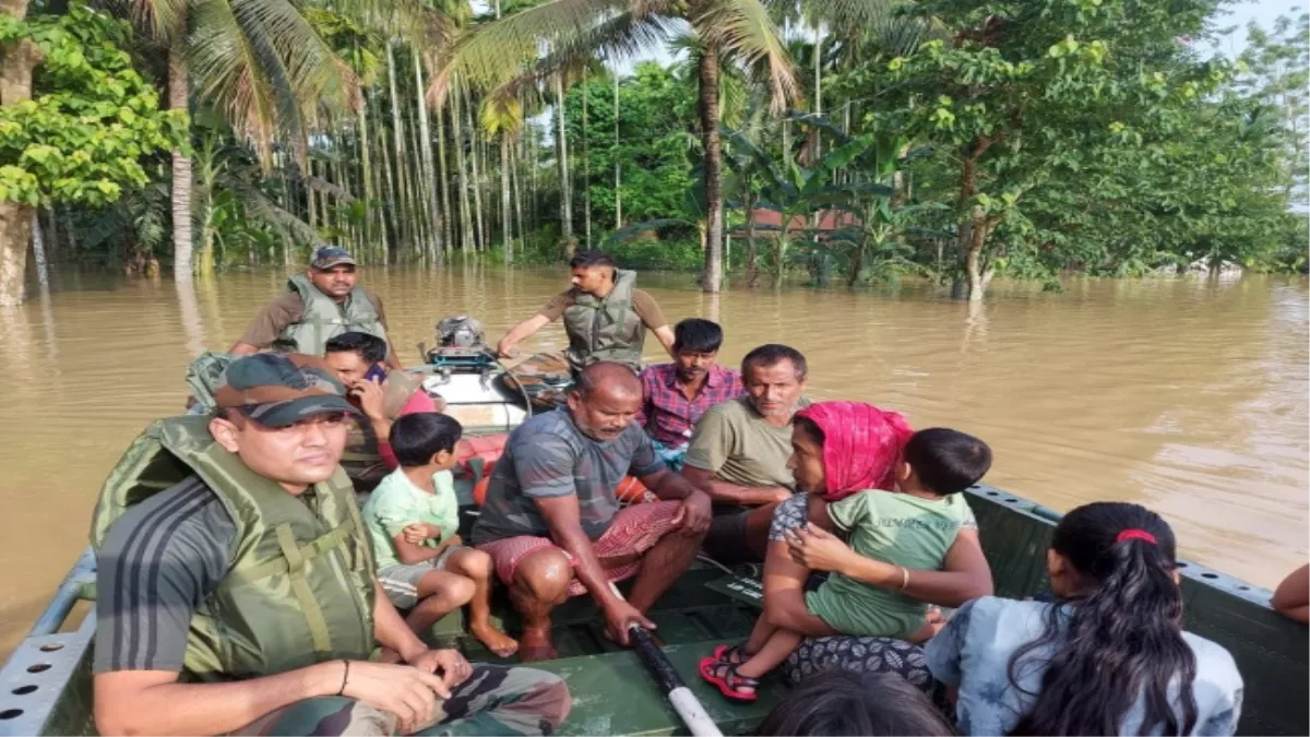 Assam Flood: बाढ़ प्रभावित असम में राहत कार्यों में युद्धस्तर पर जुटी है सेना, 900 लोगों को सुरक्षित निकाला