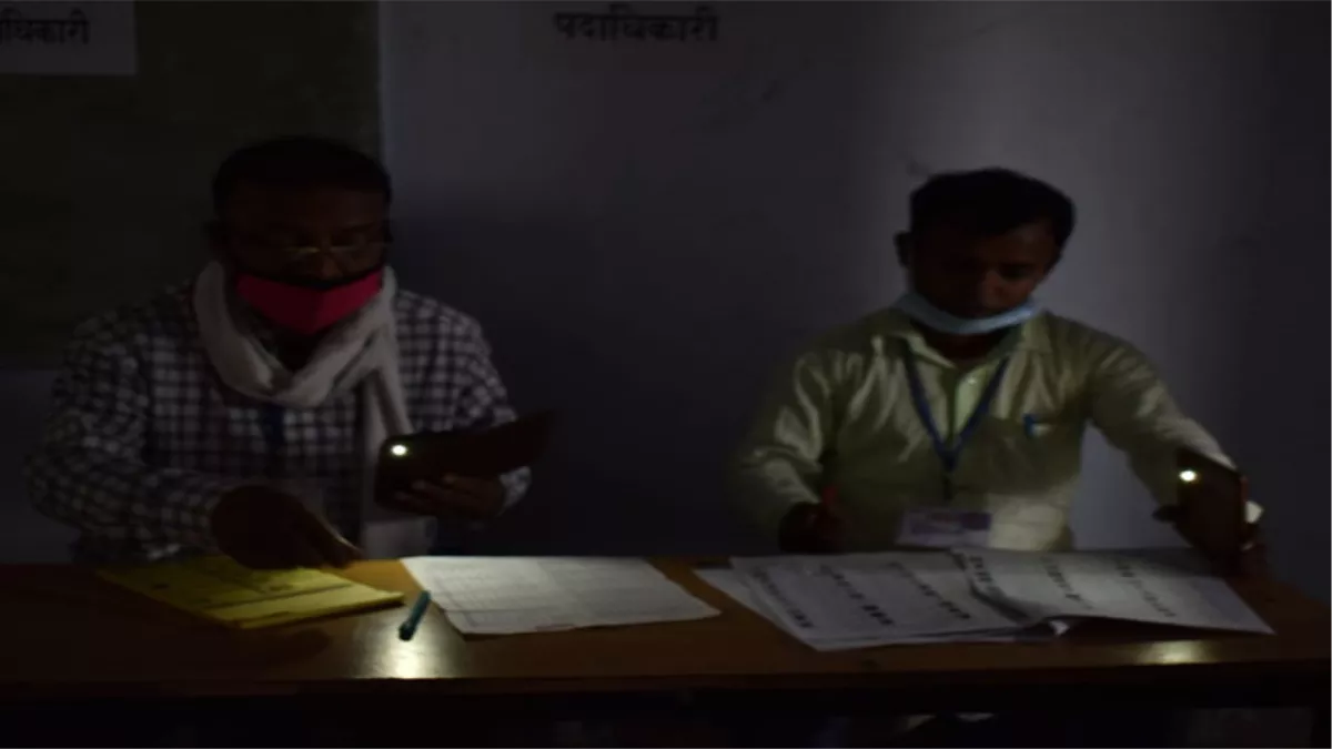 Jharkhand Panchayat Chunav 2022 LIVE: मतदान केंद्र में बिजली नहीं, मोबाइल की रोशनी में ढूंढ रहे मतदाताओं के नाम
