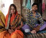 हरदोई में पति आदित्य के साथ घर पर बैठी सरोजनी (मध्य में)। फोटो स्वजन