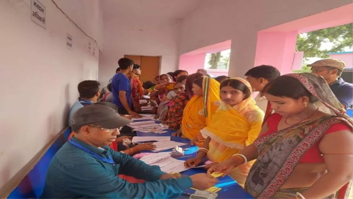 Jharkhand Panchayat Chunav 2022: कोडरमा के 3 प्रखंडों में वोटिंग जारी, मतदान को लेकर लोगों में उत्साह, लगी लंबी कतारें
