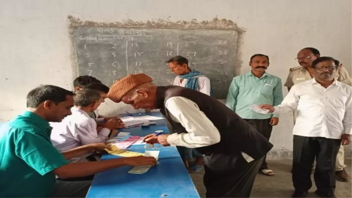 Jharkhand Panchayat Chunav 2022: चतरा के दो प्रखंडों में वोटिंग जारी, दूसरे चरण में 1146 उम्मीदवारों के लिए मतदान, Know Details