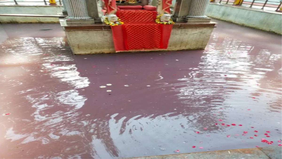Kashmir : खीर-भवानी मंदिर का पानी हुआ लाल, कश्मीरी हिंदू बोले- यह अच्छा संकेत नहीं