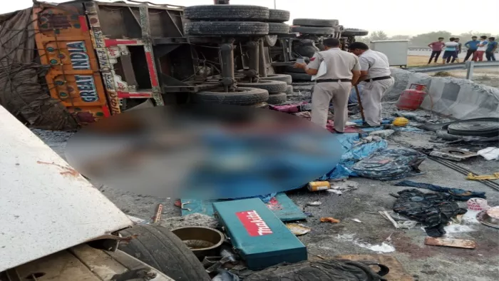 केएमपी पर बड़ा सड़क हादसा हुआ है जिसमें चार लोगों की जान चली गई