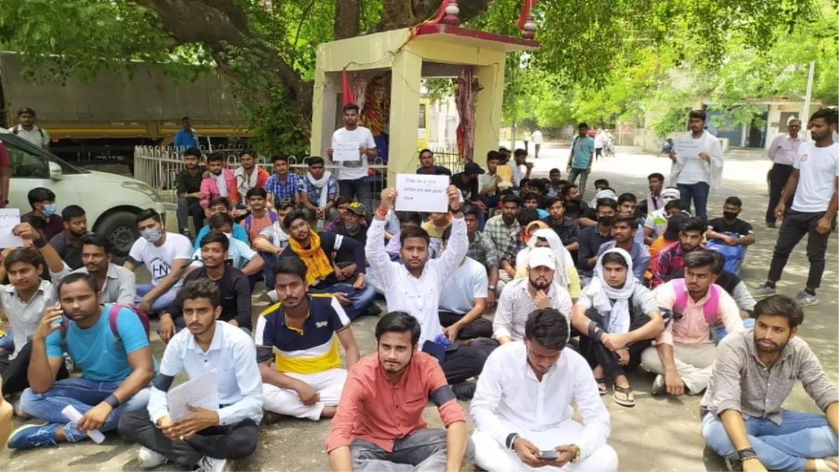 Lucknow University: विश्वविद्यालय परिसर में धरने पर बैठे छात्र, काशी विश्‍वनाथ मंदिर पर विवादित बयान देने वाले शिक्षक को हटाने की मांग