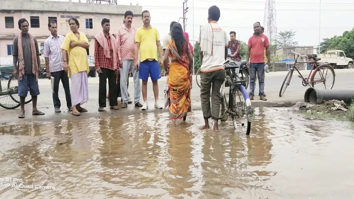 Jamshedpur News : मानगो में पानी के लिए हाहाकार, यहां उनके पानी से बन गया तालाब, जानें पूरी बात