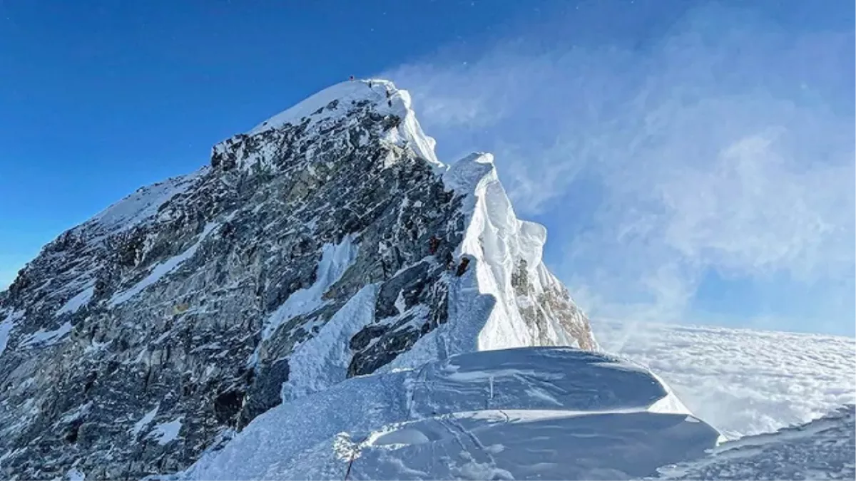 दुनिया का सबसे ऊंचा मौसम केंद्र माउंट एवरेस्ट पर स्थापित, तापमान और हवा की गति संबंधी घटनाओं की देगा जानकारी