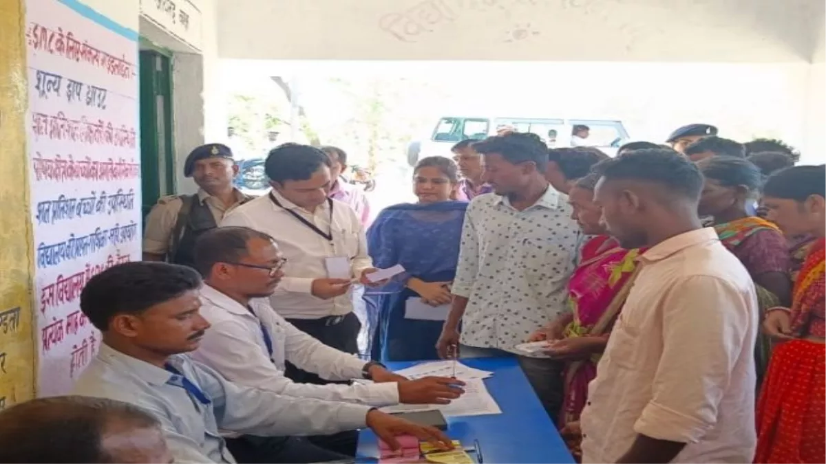 Jharkhand Panchayat Chunav 2022: खुंटी में मतदान केंद्र पहुंचे पदाधिकारी, बूथ का लिया जायजा, जानिए क्या है चुनावी महौल