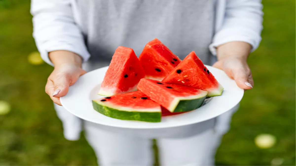 How to Choose Watermelon: इन तरीकों से करें मीठे और रसीले तरबूज की पहचान