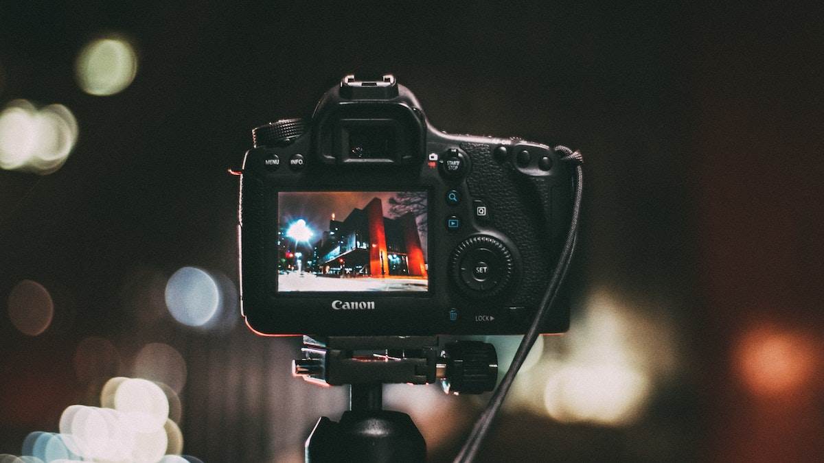 Best Cameras For Professionals: प्रोफेशनल फोटोग्राफी के लिए कौन-सा कैमरा रहेगा सबसे सही? यहां जानें