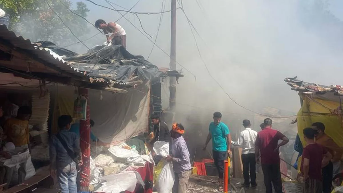 Purnagiri Dham के निकट पूजा सामग्री की दुकान में धधकी आग, तीन मंजिला दुकान खाक; एक घंटे तक श्रद्धालुओं को रोका