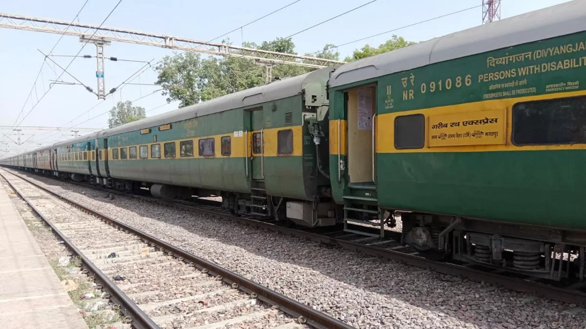 Train Stop On Station: औरैया में इंजन का प्रेशर डाउन होने से 35 मिनट रुकी गरीब रथ एक्सप्रेस