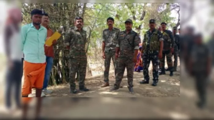 शादी से इनकार करने पर युवती से दरिंदगी: सिर मुंडवाकर पहनाई जूते-चप्पल की माला, फिर गांव में घुमाया