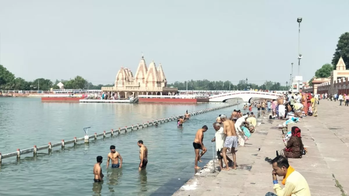 Vat Savitri Puja 2023: वट सावित्री अमावस्या व शनि जयंती पर श्रद्धालुओं ने किया स्नान-दान, बना  दुर्लभ संयोग