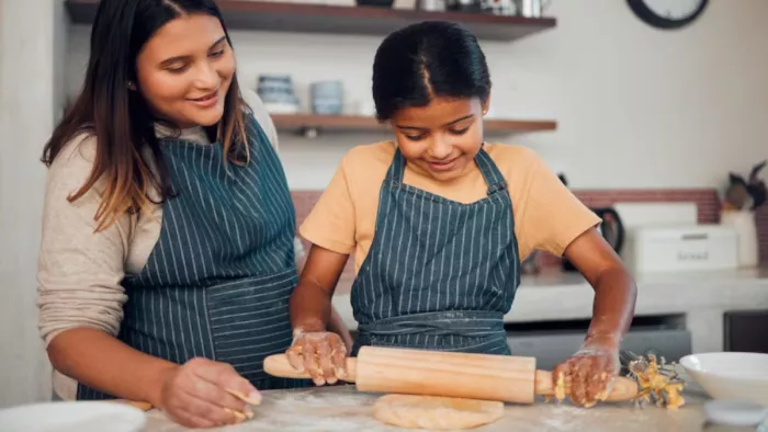 Parenting Tips: गर्मी की छुट्टियों में बच्चों को इन तरीकों से रखें इंगेज (Pic credit- freepik)